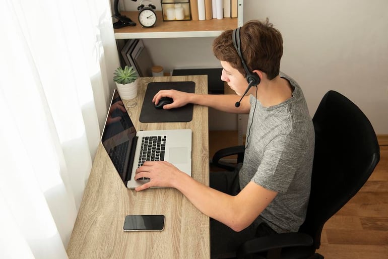 hombre joven trabajando desde casa