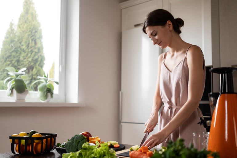 mujer preparando comida sana