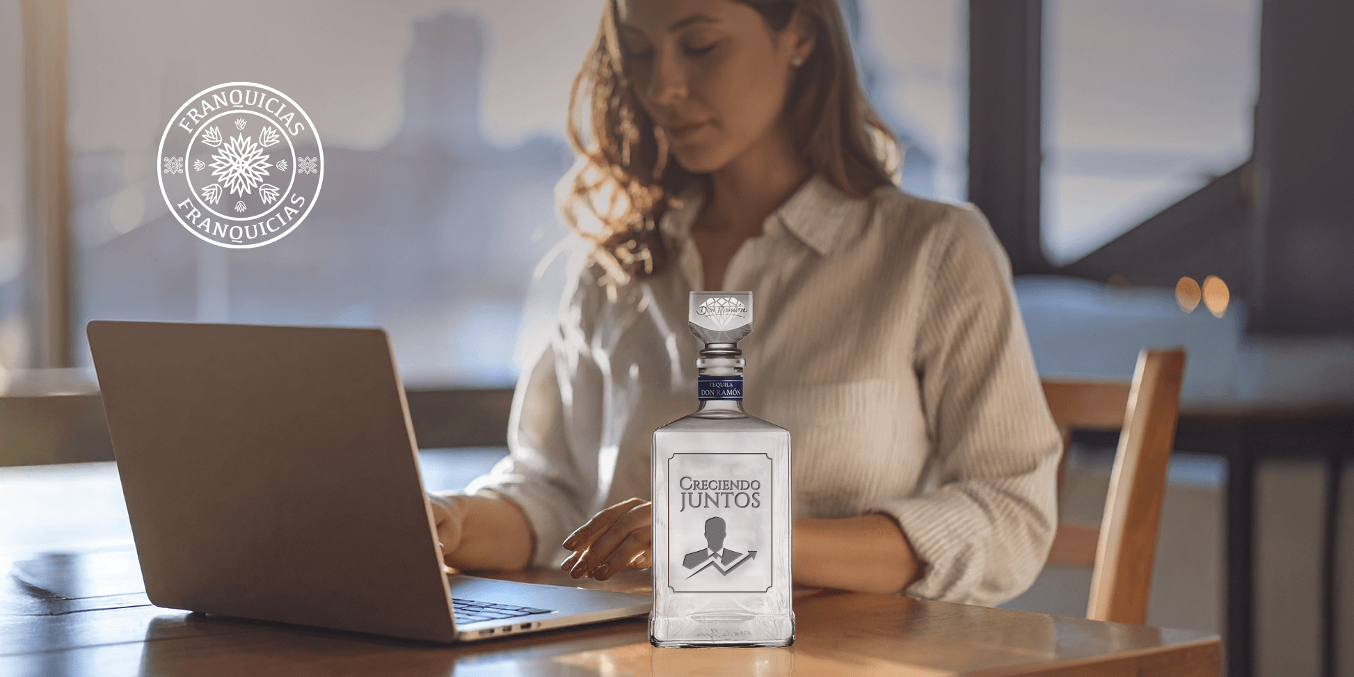 mujer trabajando desde casa, viviendo su primera experiencia con una franquicia de tequila don ramon personalizado