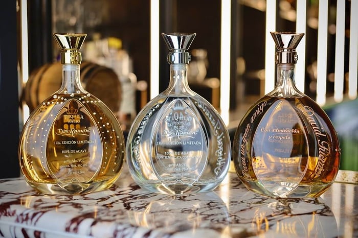 Botellas elegantes de tequila sobre mesa