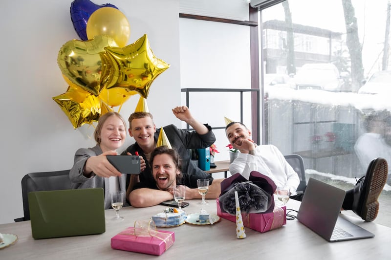 compañeros de oficina celebran ascenso laboral