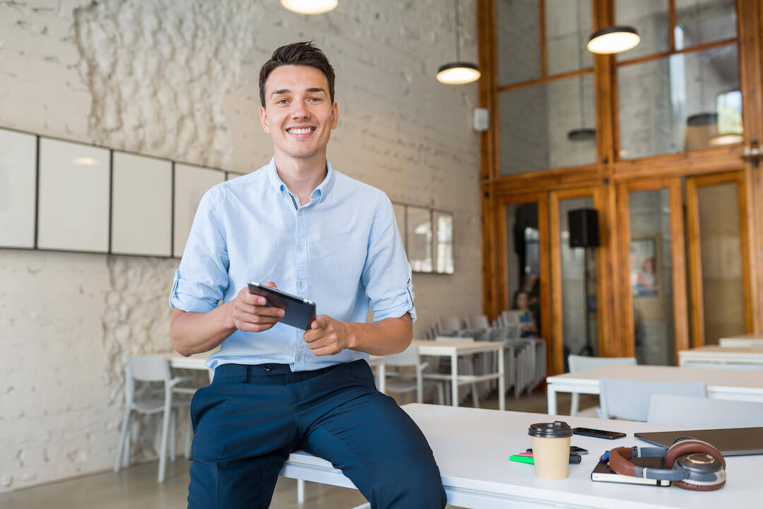 hombre joven feliz de organizar su tiempo