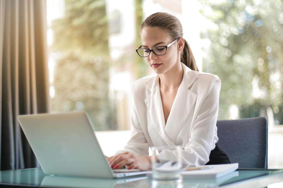 mujer joven administrando su tiempo