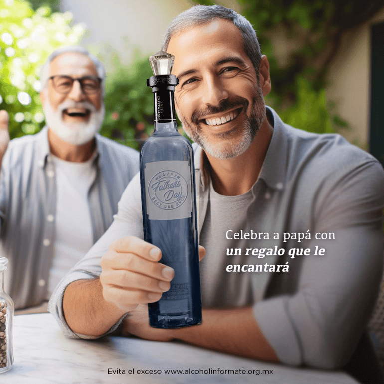 padre e hijo sonriendo con una botella de tequila don ramon personalizado