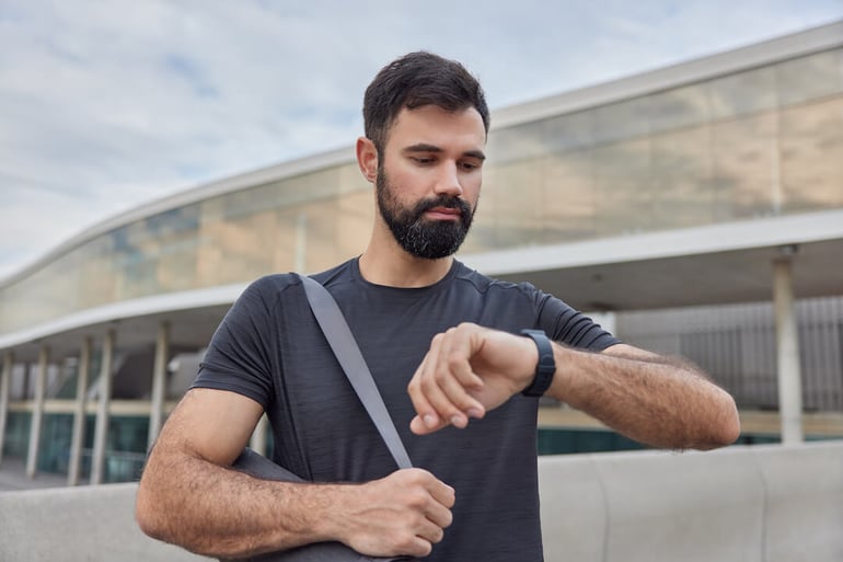 padre feliz con su reloj inteligente 