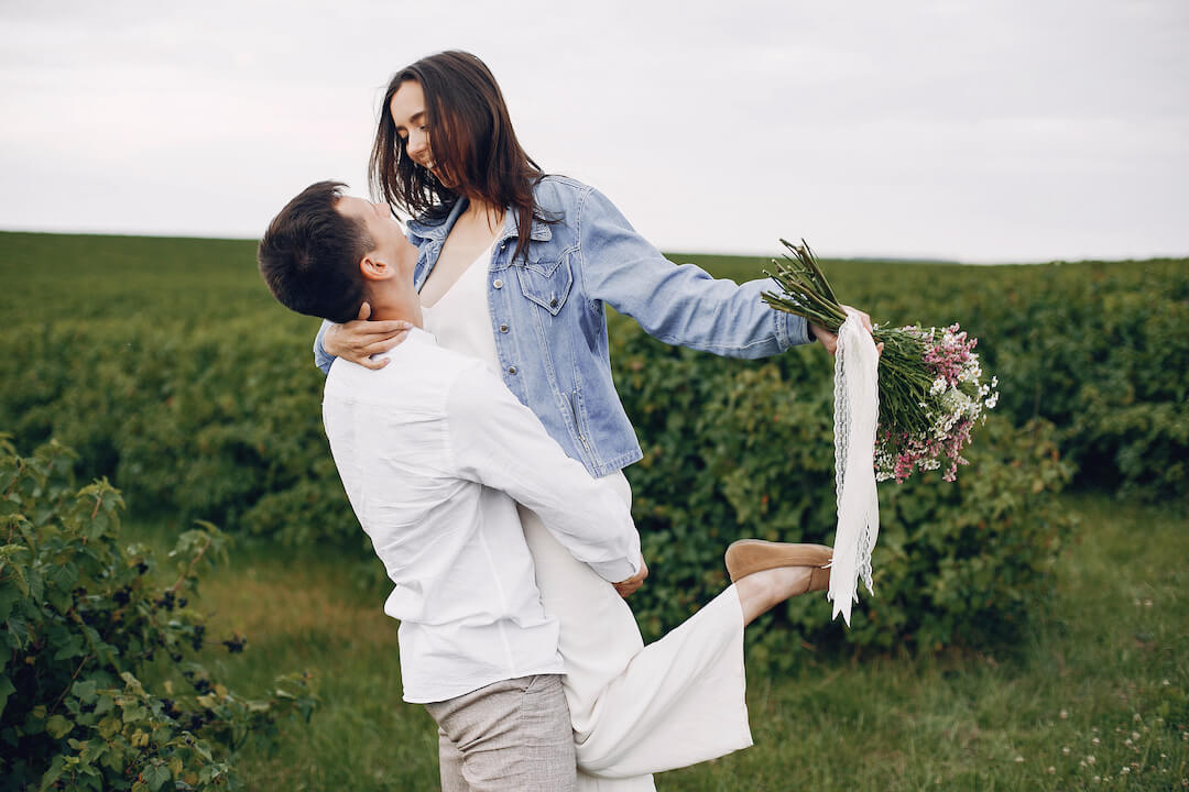 pareja felizmente comprometida