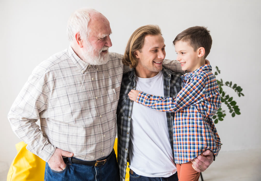 abuelos  y nietos felices