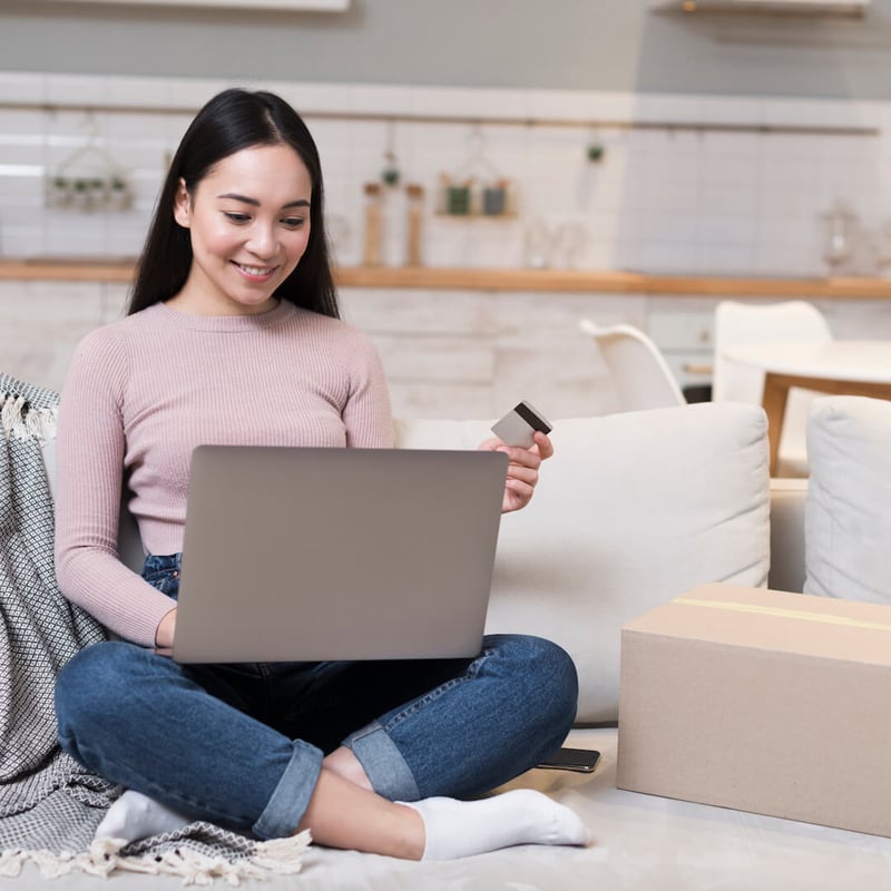 mujer emprendiendo en ecommerce desde casa