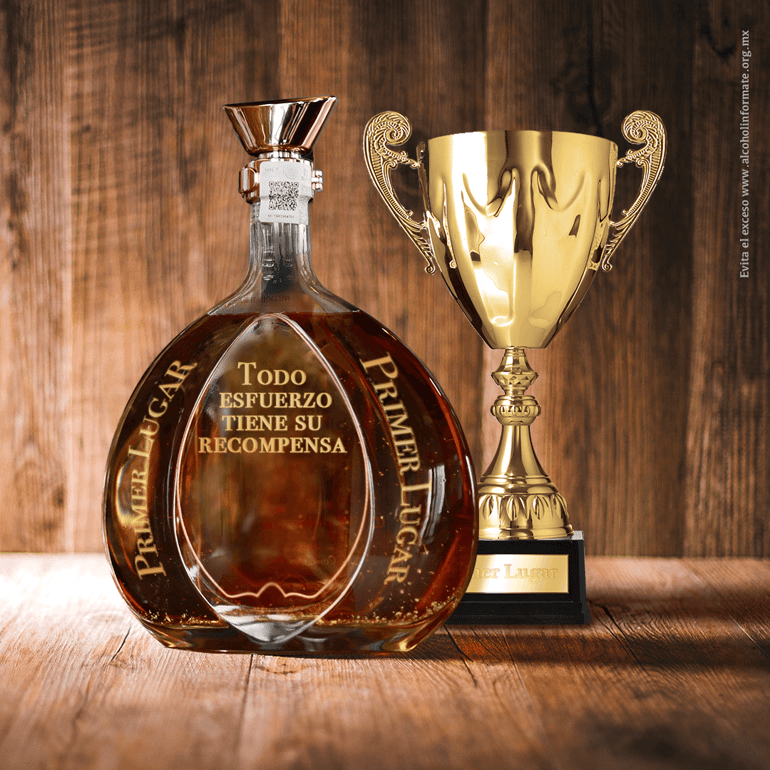 Un Tequila Edicion Limitada Extra-Añejo junto con un trofeo de reconocimiento