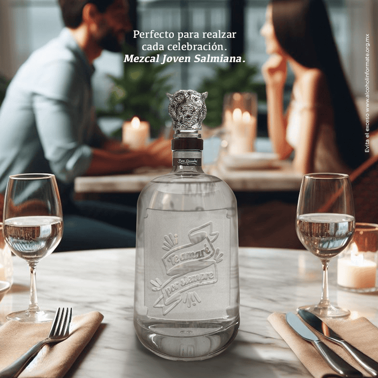 botella de mezcal personalizado don ramon en una cena de novios