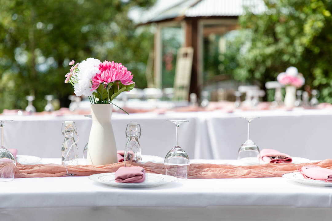 centro de mesa en un recepción de boda al aire libre