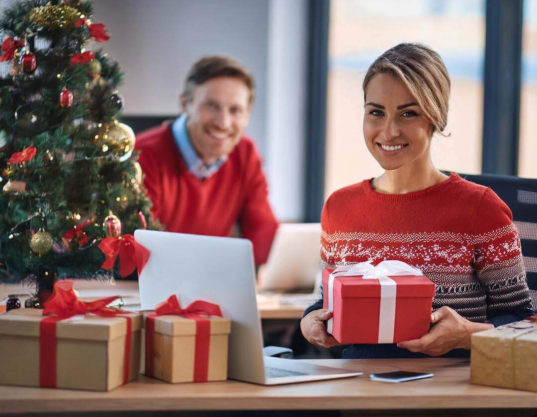 entorno laboral con regalos navideños