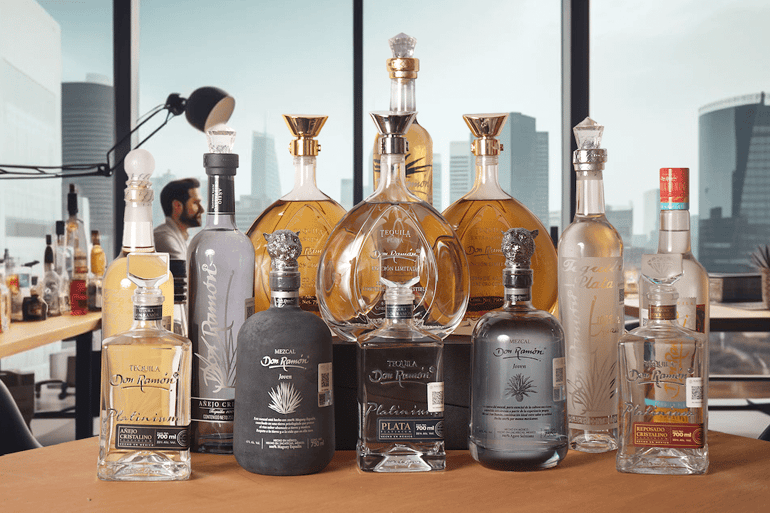 fotografía de todos la variedad de tequila don ramon personalizado en una mesa