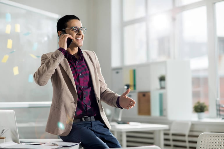 hombre de negocios hablando por telefono con cliente