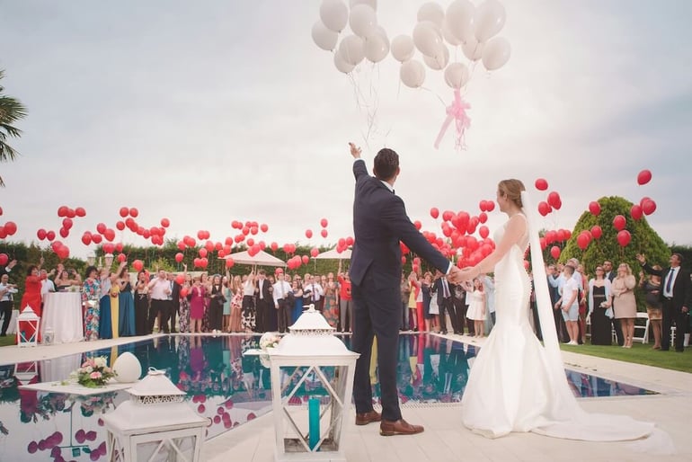 novios recien casados celebrando su boda al aire libre