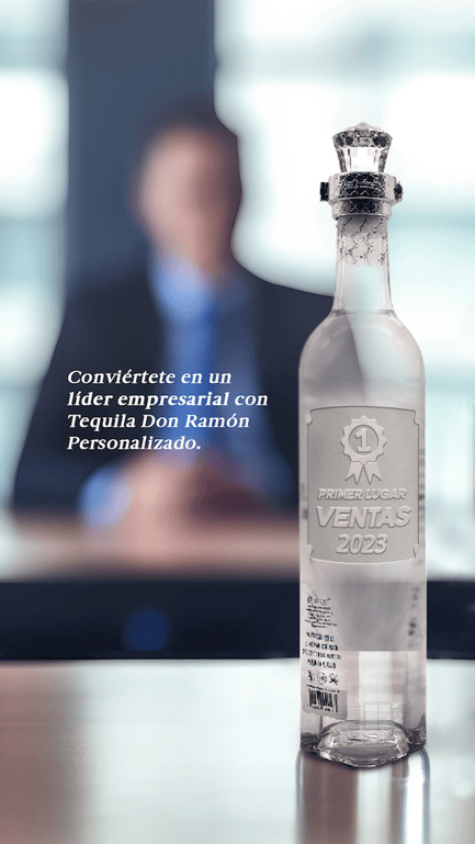 botella de tequila don ramon personalizado con grabado de ganador de ventas y de fondo desenfocado se encuentra un empresario