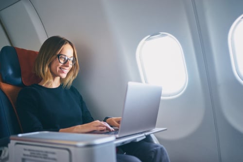 una persona en el avion y su computadora